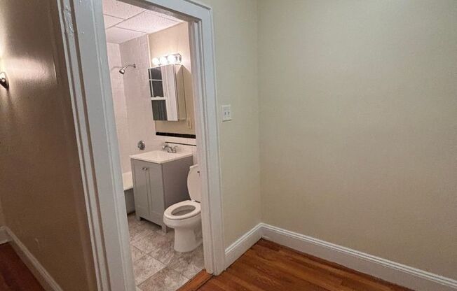 Studio, 1 bath, 421 sqft, $1,900, Unit 25
