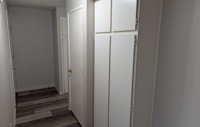 2 beds, 1 bath, 889 sqft, $1,250, Unit 35