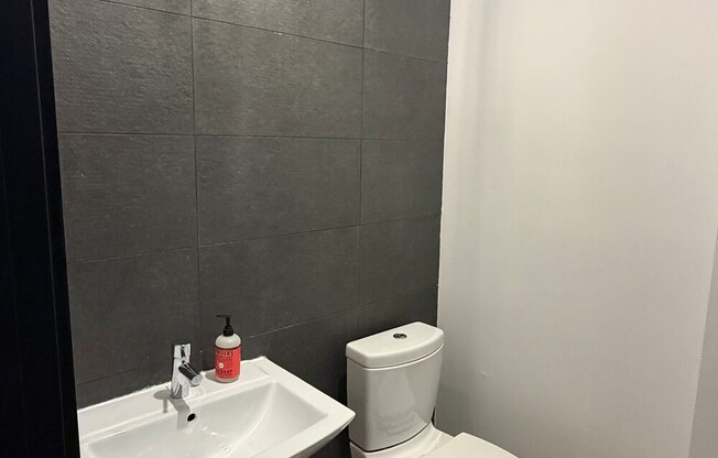 2 beds, 1.5 baths, 950 sqft, $3,850, Unit 1A