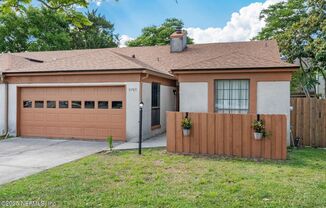 Stunning Townhouse AVALIABLE