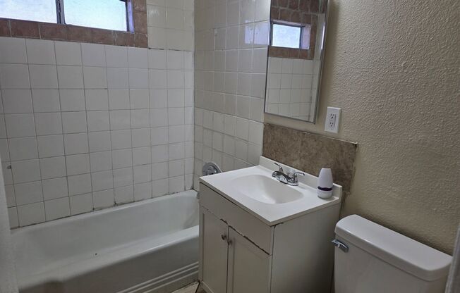2 beds, 1 bath, 750 sqft, $1,095, Unit UNIT 4