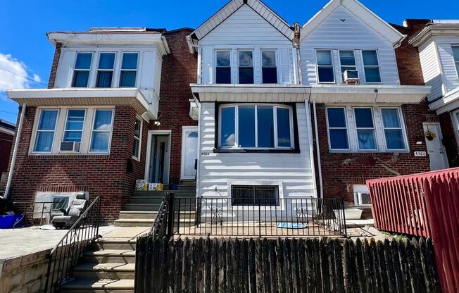 Spacious 3-Bedroom Townhome in Juniata! Available NOW!