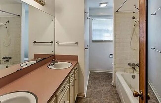Bryan - 5 bedrooms / 3 bath home near Johnson Elementary