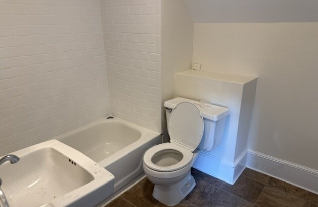 2 beds, 1 bath, 910 sqft, $2,300, Unit 2