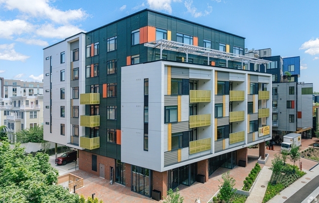 3 beds, 2 baths, 1,238 sqft, $5,600, Unit 202