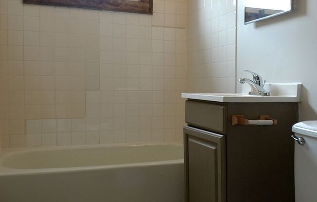 1 bed, 1 bath, 410 sqft, $915, Unit 15 - 35