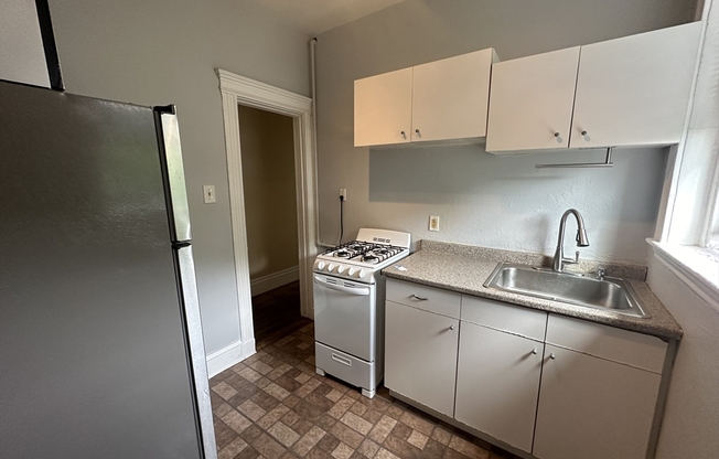 2 beds, 1 bath, 585 sqft, $3,200, Unit 124