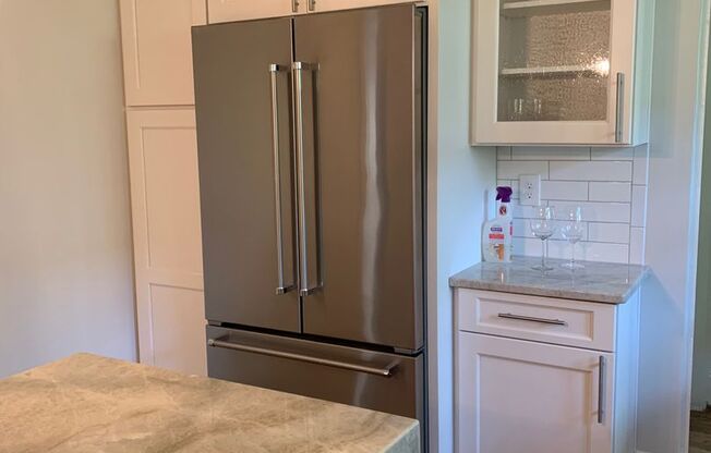 Spacious Sunset Hills 2 BR with Lawncare Included!