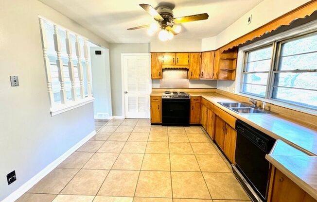 3 beds, 2.5 baths, 1,904 sqft, $1,250, Unit 1