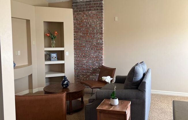 2 beds, 1 bath, 1,100 sqft, $1,695, Unit 615 - Unit 201 Duplex B1100