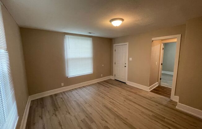 2 beds, 1 bath, 995 sqft, $825, Unit 625 A W Lynn