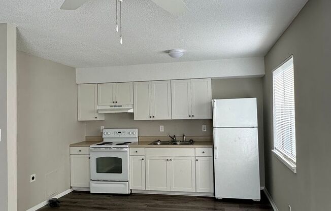 2 beds, 1 bath, $895, Unit A