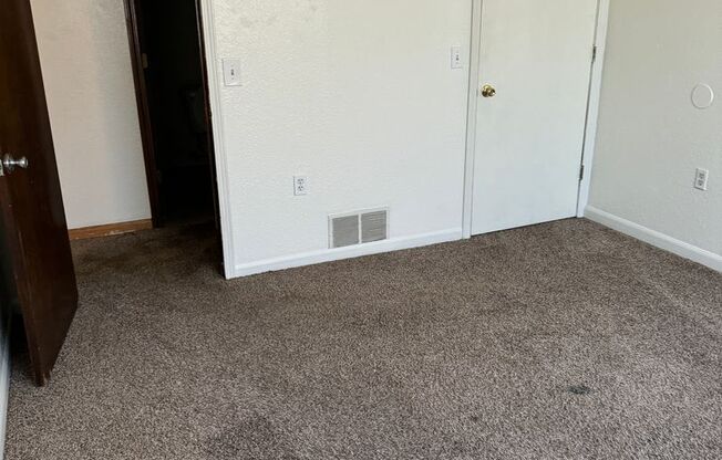 2 beds, 1 bath, $895