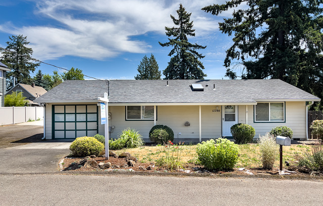 Spacious 3 Bedroom 1 Bath Ranch House  in Milwaukie! Washer and Dryer Included!