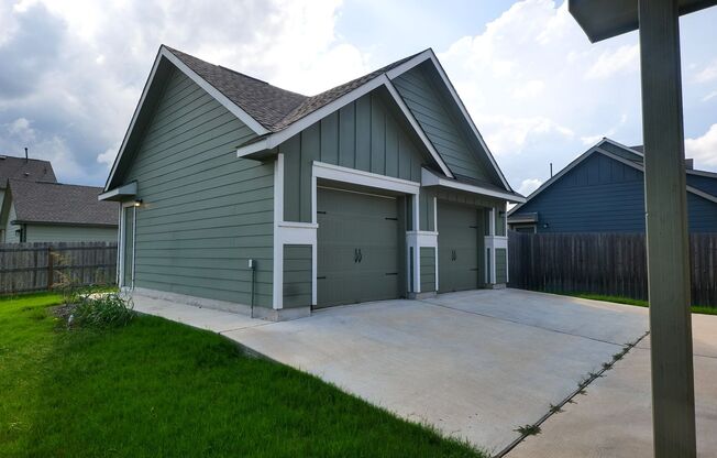 2021 4/2.5 house in Devine Lake