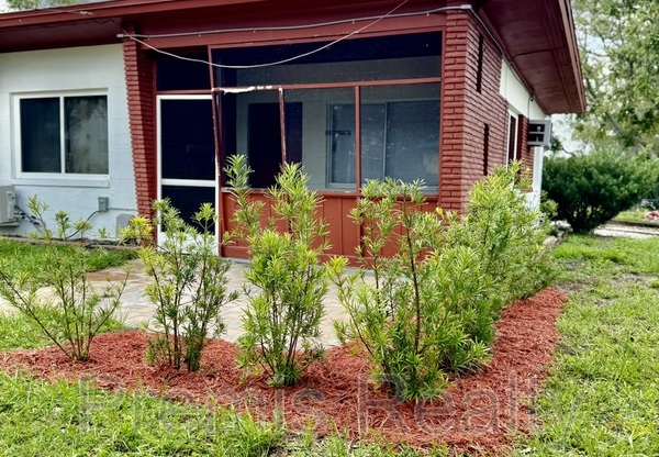 103 N LINCOLN AVE