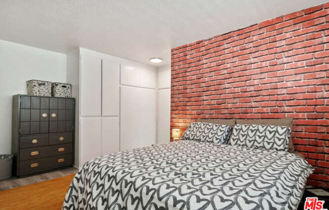 18611 COLLINS ST