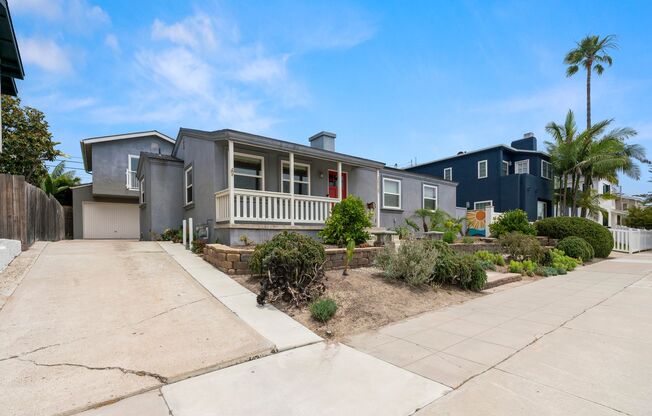 Crown Point 4Bed 3Bath (2 Primary suites) Drive way Parking, Garage, Private fenced lot, walk to Bay