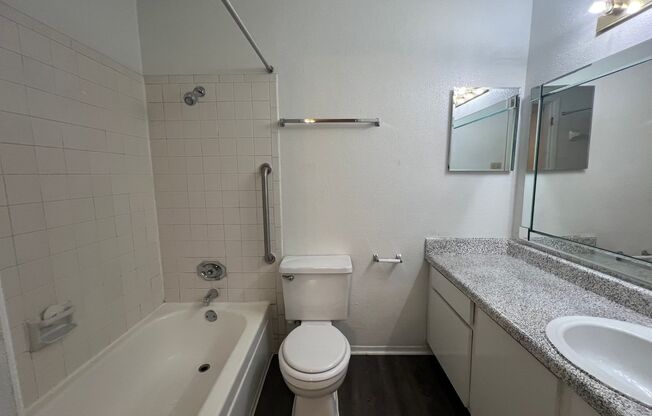 2 beds, 2 baths, 1,000 sqft, $1,315, Unit 811