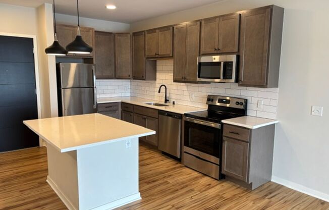 1 bed, 1 bath, 821 sqft, $1,685, Unit 10025-108