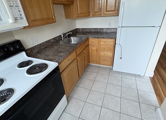 2 beds, 1 bath, 683 sqft, $3,000, Unit 66