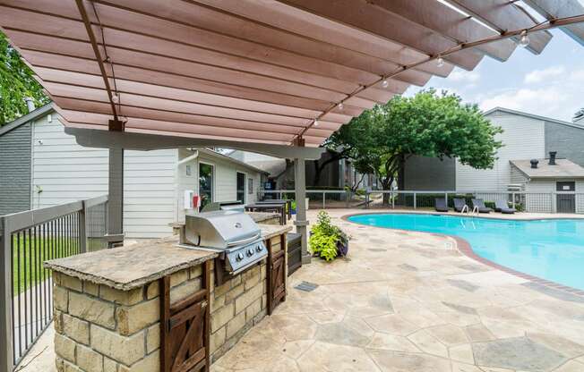 Sparkling Pool w/ Grilling & Social Areas