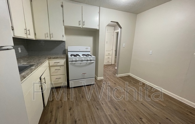 2 beds, 1 bath, 768 sqft, $995