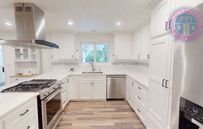 *MILWAUKIE!!!  A GARDENER'S DELIGHT, GORGEOUS OUTDOOR LIVING, STYLISH AMENITIES!