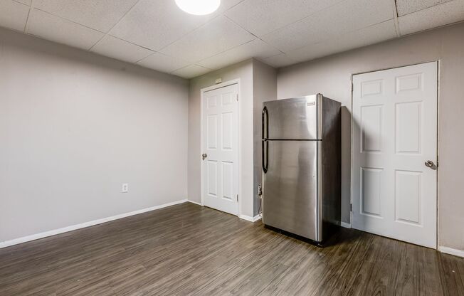 2 beds, 1 bath, $1,200, Unit Apt 2 (Top)