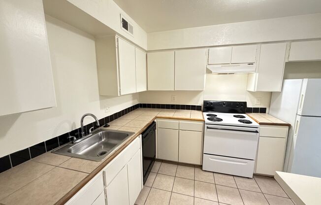 2 beds, 1 bath, 924 sqft, $1,875, Unit OPA-252