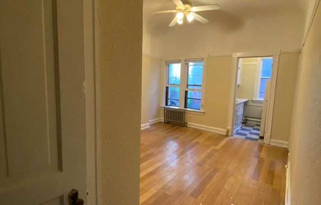 1 bed, 1 bath, $995, Unit 18