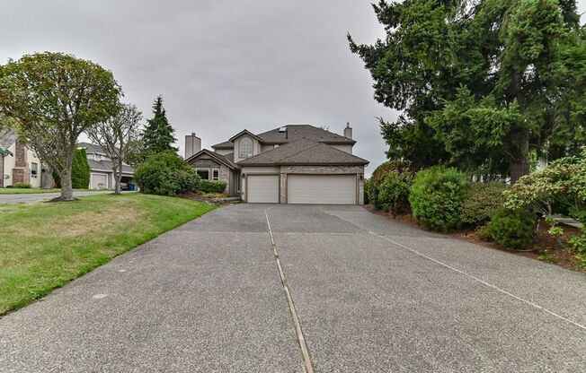 Beautiful 3 Bed 2.5 Bath + Den Home in Kent