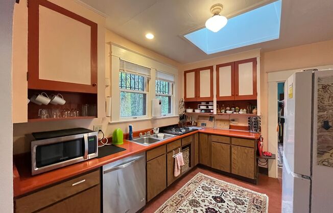 Historic 2-Bedroom Home with Vintage Charm: A Nature Lover’s Retreat in the City!