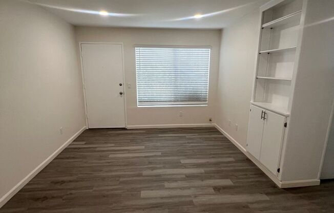 42nd St (8 Unit)