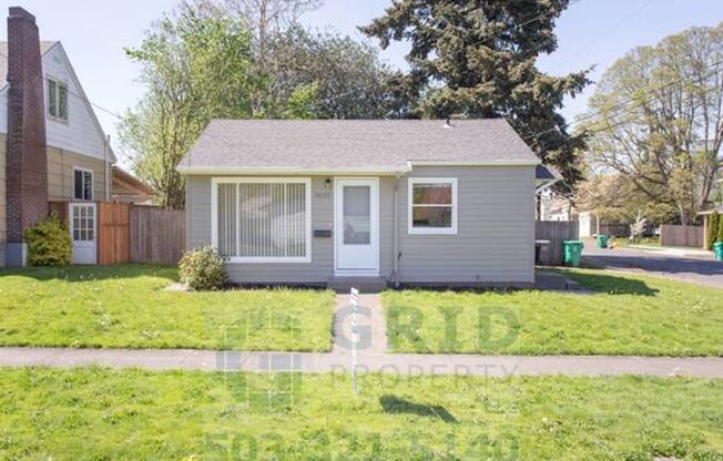 Charming 2 Bedroom Home in North Portland - Huge Backyard!