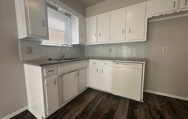 3 beds, 1 bath, $1,095