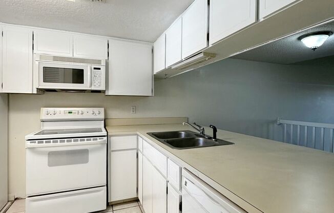 Nice 2 Bedroom Townhouse Close to Both Bases