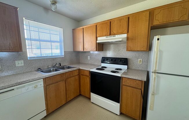 2 beds, 1.5 baths, 915 sqft, $800, Unit Unit D