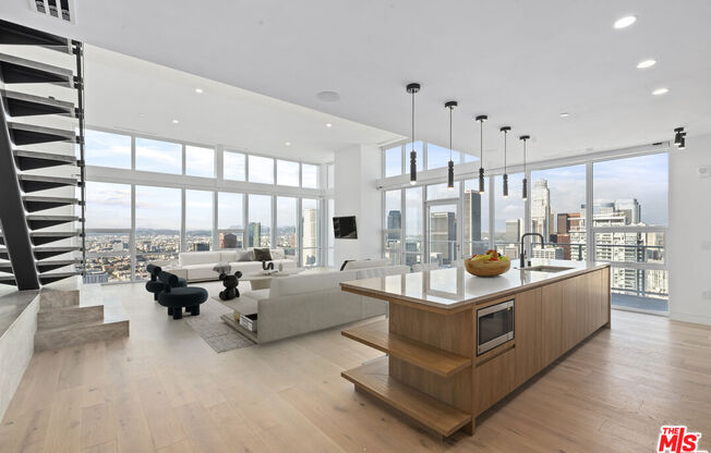 4 beds, 4.5 baths, 3,652 sqft, $25,000, Unit PH 1