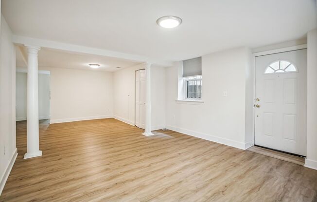Great Ground Level 3-Bed (or 2-Bed +Den) Unit in Kalorama!