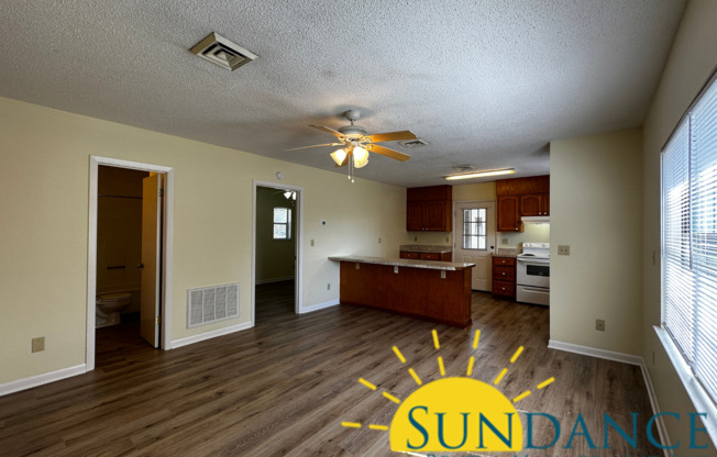Centrally located 2 Bedroom Cottage in Fort Walton Beach!