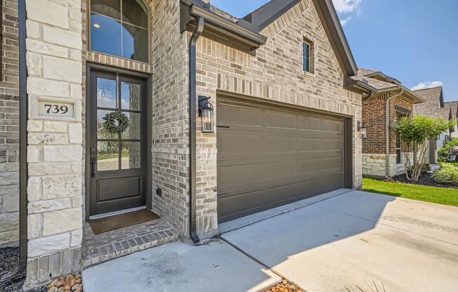 Beautiful Perry built 4 BR/3.5 bath w/study & gameroom in New Braunfels!