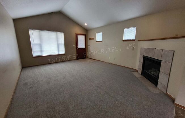 3bd 2 ba Townhouse w/Washer/Dryer in Unit, Yard and Garage!