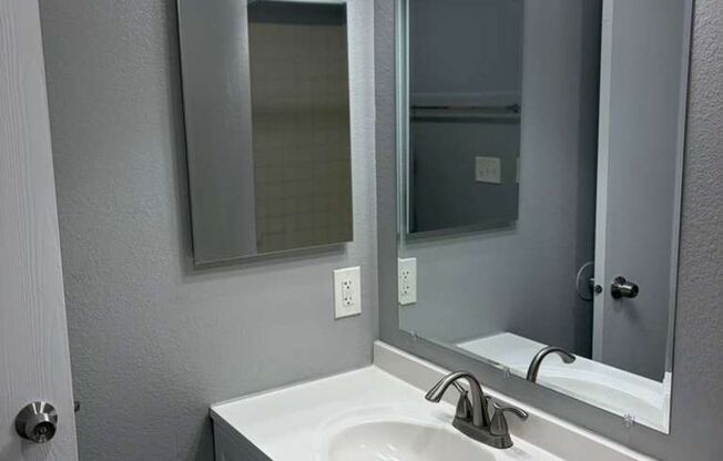 2 beds, 1 bath, 850 sqft, $1,575, Unit 1107 D5