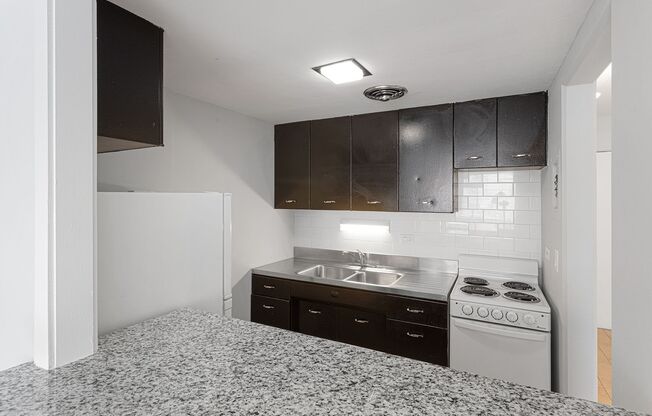 Studio, 1 bath, 359 sqft, $1,340, Unit 2E