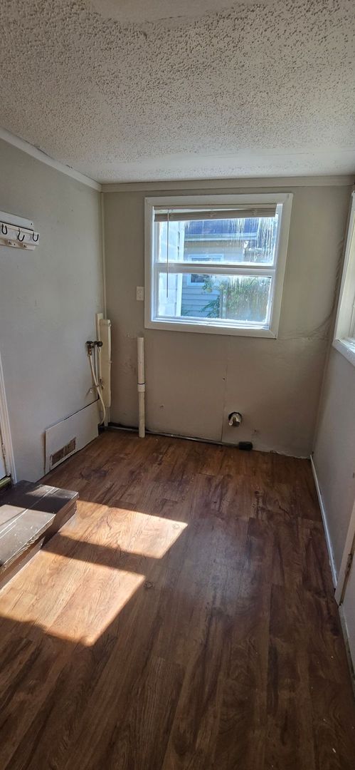 2 Bed 1 Bath - Off Street Parking/Washer Dryer Hook Up!