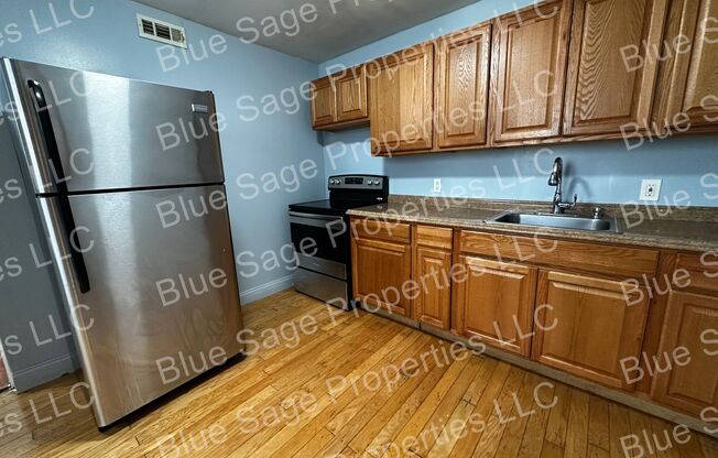 3 beds, 1 bath, 799 sqft, $1,300, Unit Unit 2