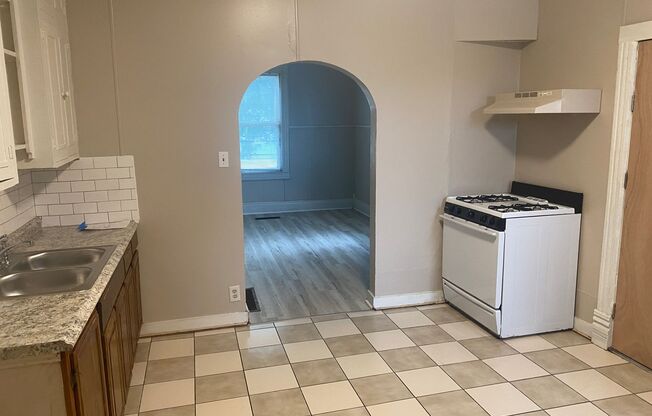 1 bed, 1 bath, $450, Unit 4