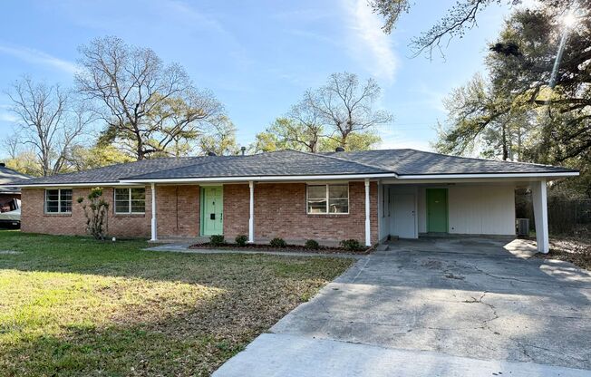 Charming 3 Bedroom 2 Bath House located in South Baton Rouge!!!