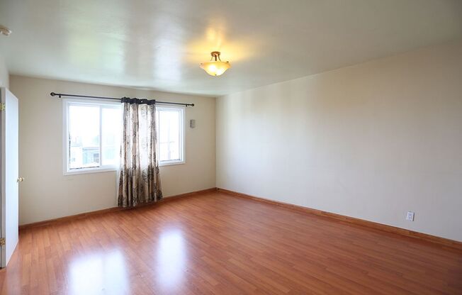 Top Floor 1BR+Office/1BA in Inner Mission, Eat-in Kitchen, Shared Yard, Section 8 Welcome (948 South Van Ness #3)